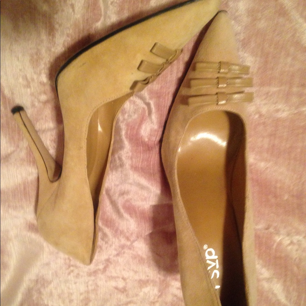 Yellow suede pumps